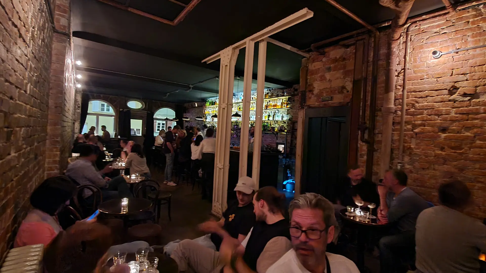 Paul & George Stuttgart — Innenansicht der Bar mit warmem Licht und gemütlicher Atmosphäre