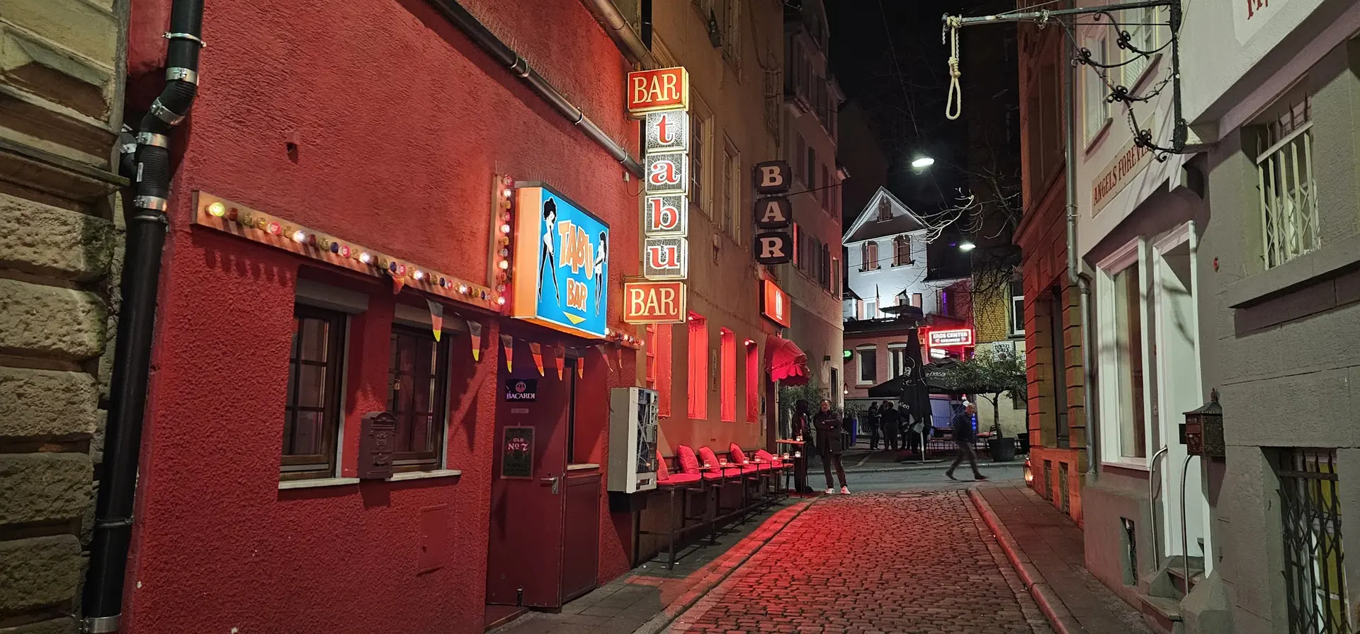 Paul & George Stuttgart — Panoramablick der Bar mit vollem Betrieb